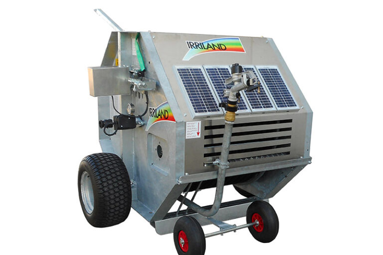 Irrigatore semovente serie e-sport, costituito da un involucro di metallo su ruote