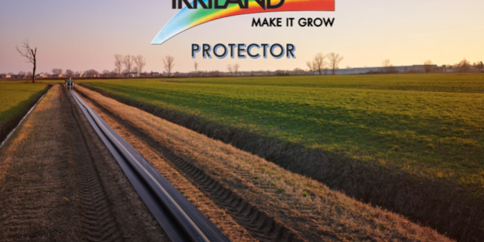 Protector Immagine di campo con una nuova con tubo irrigazione disteso, nella parte sopra logo Irriland Protector