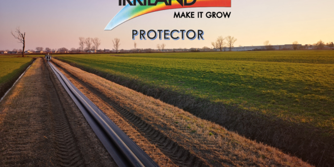 Immagine di campo con una nuova con tubo irrigazione disteso, nella parte sopra logo Irriland Protector