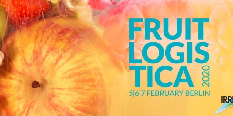 Logotipo Fuit logistica fiera di Berlino, scritta in azzurro su immagine di frutta composta con mela, kiwi, fragola
