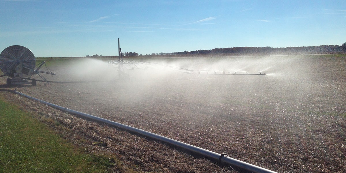 Irrigazione agricola immagine di campo agricolo con irrigatore ali piovane in azione