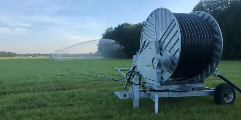 Sistema di irrigazione a pioggia composto da un rotolone avvolgi tubo ed un erogatore che spara un getto a 20 metri circa, applicazione dell'irrigazione a pioggia