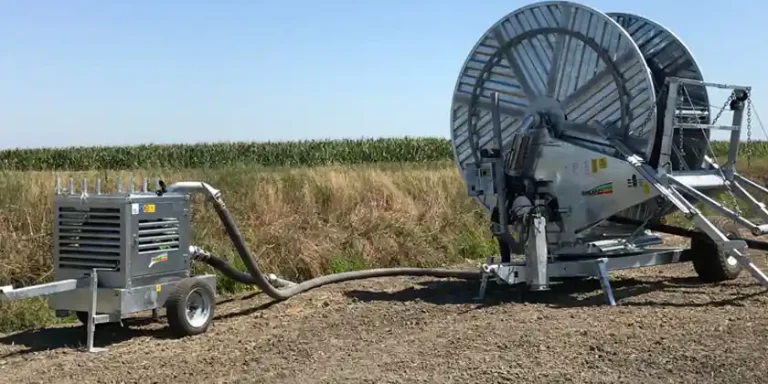 Una motopompa e un rotolone per irrigazione in un campo