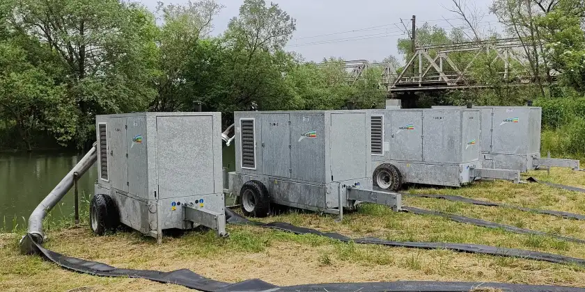 Batteria di motopompe per irrigazione Quattro motopompe semoventi poste in prossimità di uno specchio d'acqua