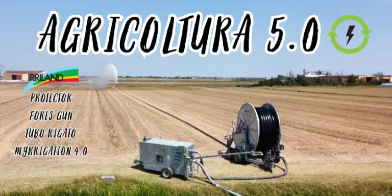 Immagine di un campo agricolo tipicamente della pianura padana con in primo piano un irrigatore semovente Irriland dotato di un rotolone di tubo e di una motopompa che sta recuperando acqua da un canale di bonifica. In sovraimpressione la scritta Agricoltura 5.0